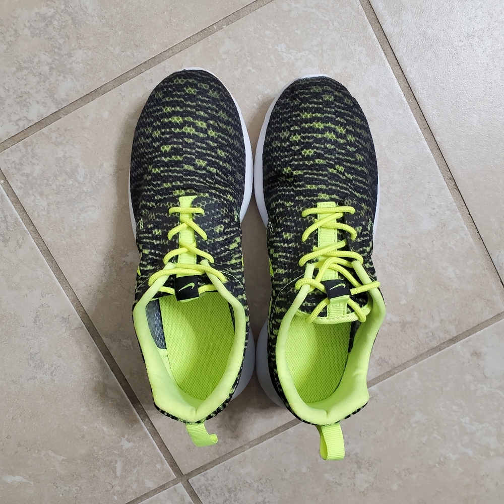 Nike Black and Volt Rosherun Flight Weight Shoes - Picture 7 of 10